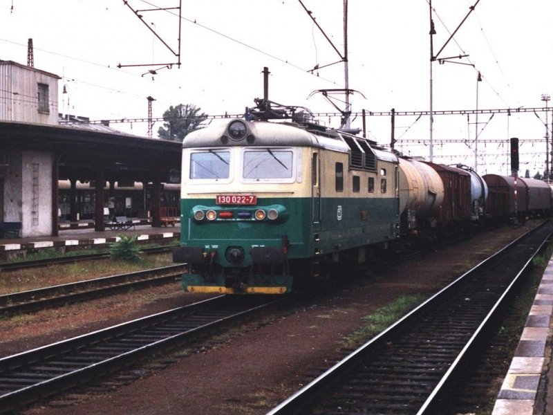 130 022-7 mit G�terzug auf Bahnhof Kolin am 13-8-2005. Bild