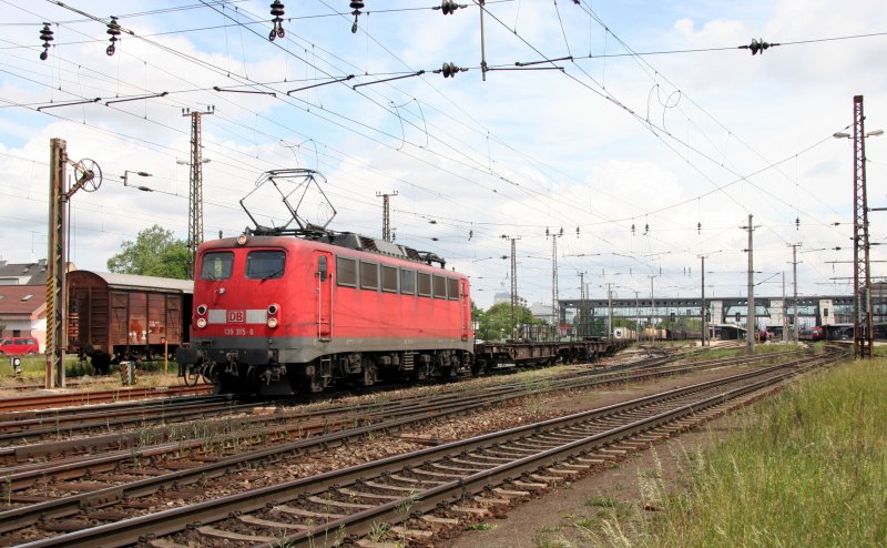 139 315 mit einem G�terzug Richtung Passau, auf der Durchfahrt