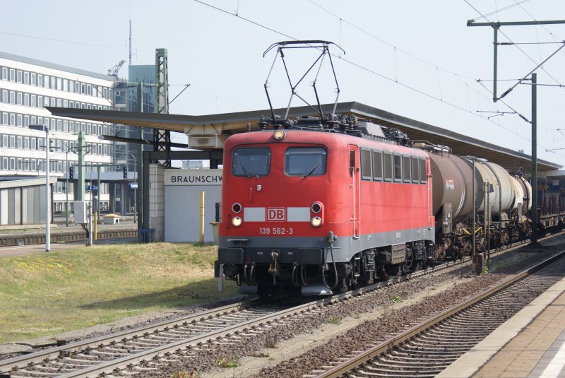 139 562 mit einem gemischten G�terzug bei der Durchfahrt im