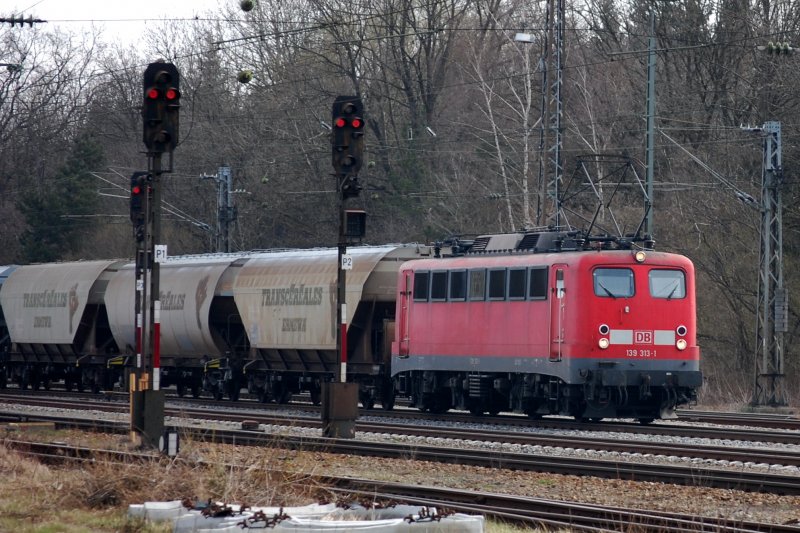 139 313-1 macht sich vor einem Sch�ttgutwagenzug aus Cerealien n�tzlich.