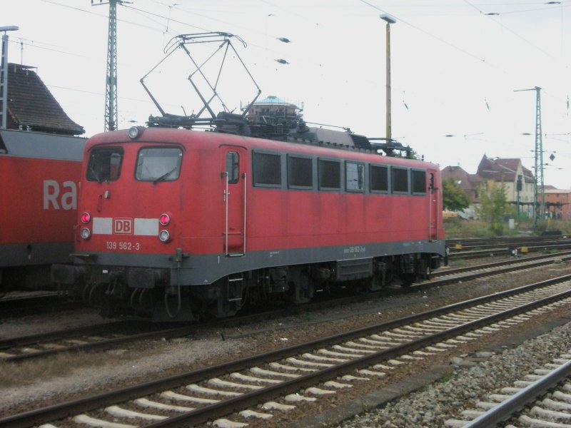 Hier 139 562-3 bei der Durchfahrt am 25.9.2009 durch Angerm�nde.