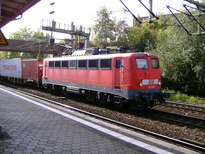 139 309-9 wartet am 06.10.2009 im Bahnhof Hamburg-Harburg auf die