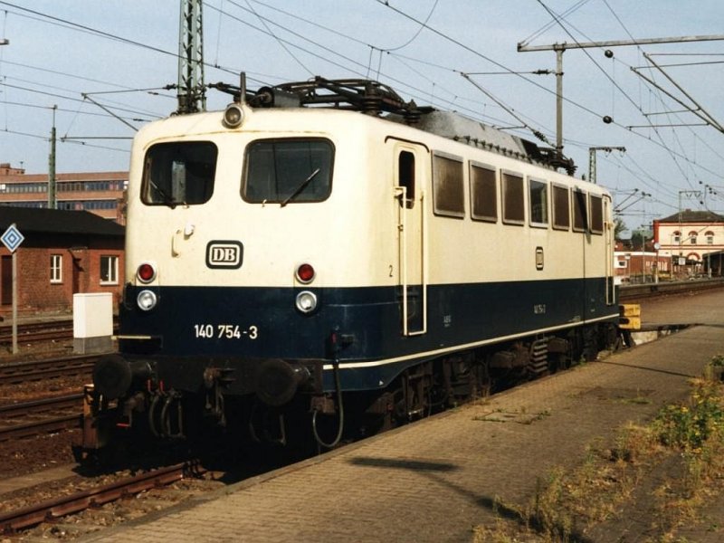 BR 140 in drei verschiedene Farben. Teil 1: Die ozeanblaubeige 140 754-3 auf Bahnhof Leer am 14-09-1991. Bild und scan: Date Jan de Vries.