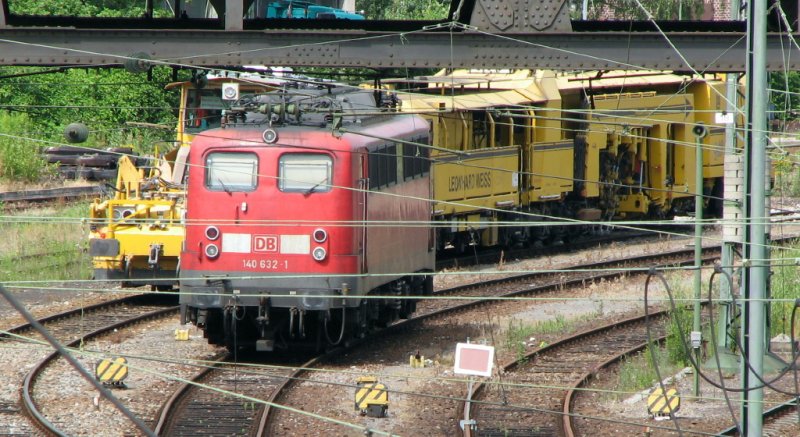 140632-1 parked in Mühlacker, tamping machine behind by Leonard Weiss,