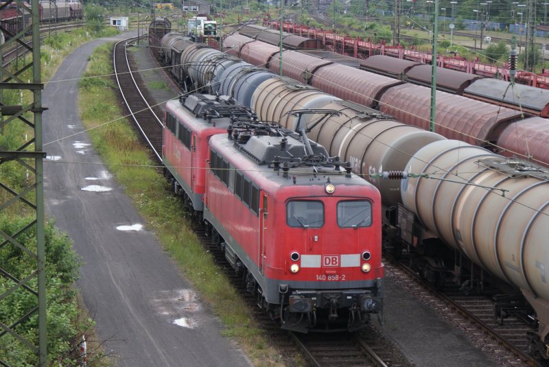 Nachschus:140 858-2 in Doppeltraktion mit der 140 811-2 bei der