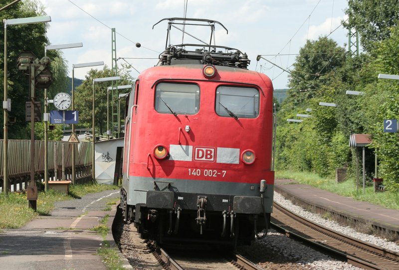 Die alte 140 002-7 zieht einen G�terzug durch Erpel am