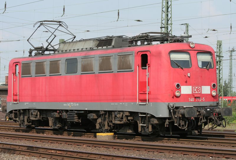 Die 140 772-5 rangiert in Neuss G�terbahnhof am 14.08.2009 