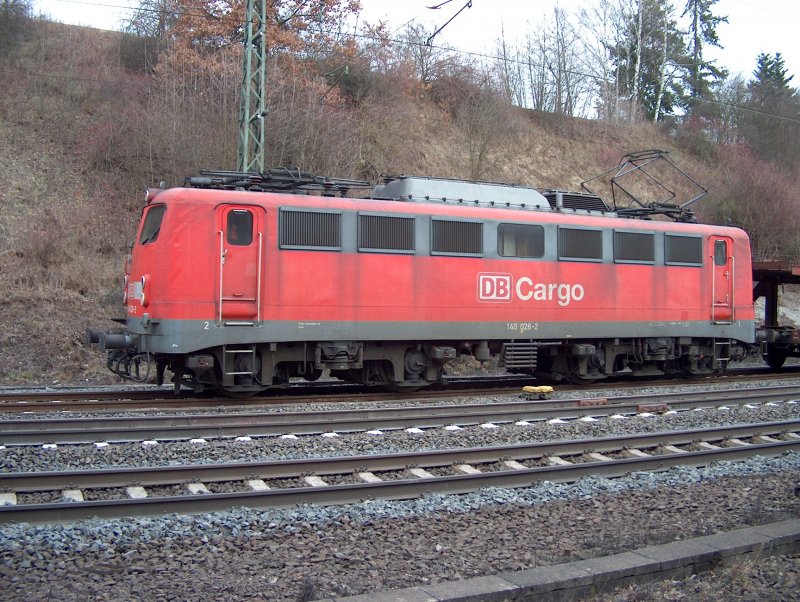 140 028-2 steht vor einen Roten Signal um einen IC