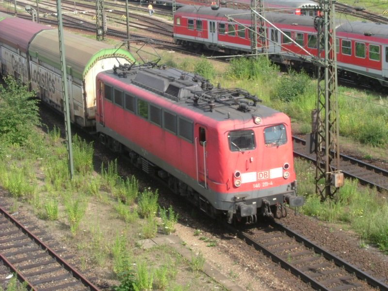 Am 14.07.2004 begegnete mir die 140 211 mit einem CarRailLogistics-Zug
