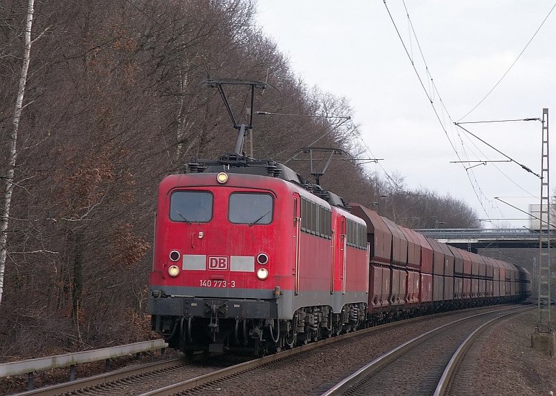 Eine 140er Doppeltraktion zieht einen Zug aus leeren G�terwagen nach