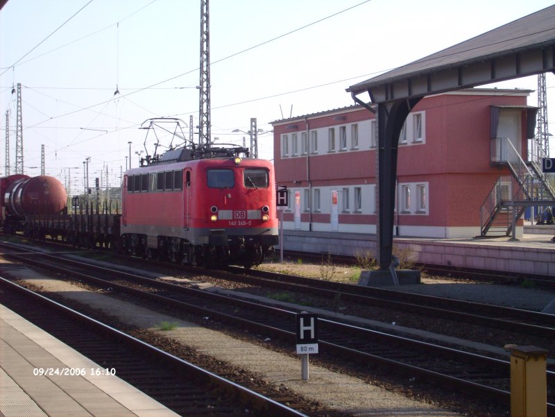 140 345 durch f�hrt Frankfurt/Oder mit ein gemischten G�terzug.24.09.06 