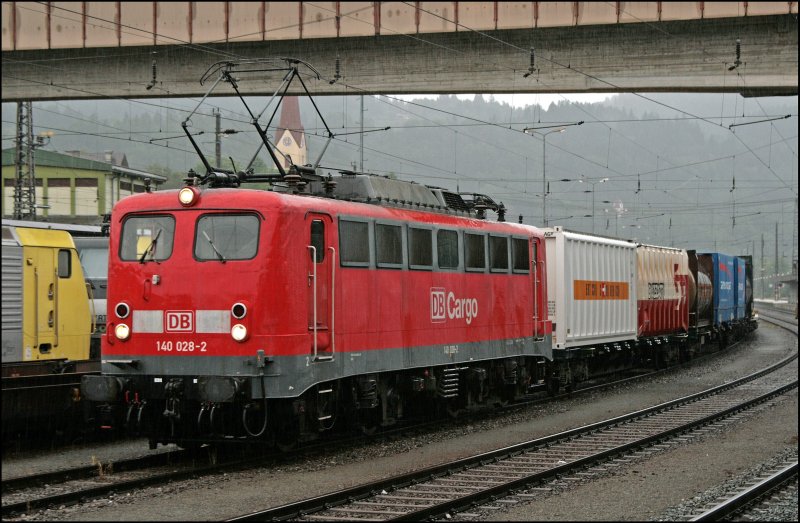140 028 hat mit einem Kombizug den Bahnhof Kufstein erreicht