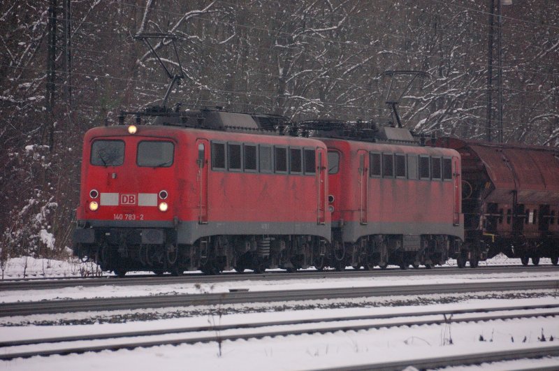 In Doppeltraktion t�tig: 140 783-2 und 140 836-8 m�hen sich
