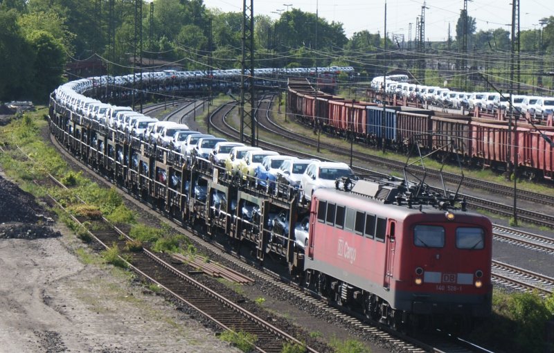 140 528-1 mit eienm langen Autozug bei der Einfahrt in