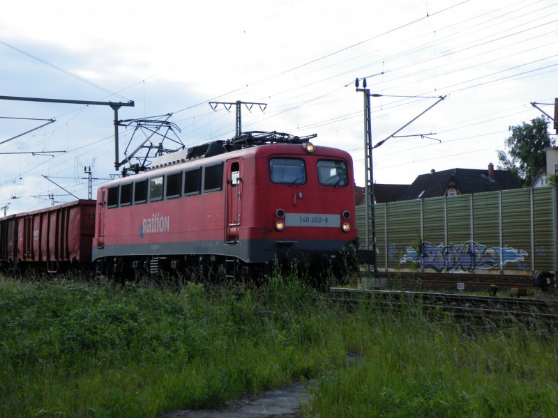 Die 140-450 durchf�hrt den Bahnhof Lehrte Richtung Hannover. 