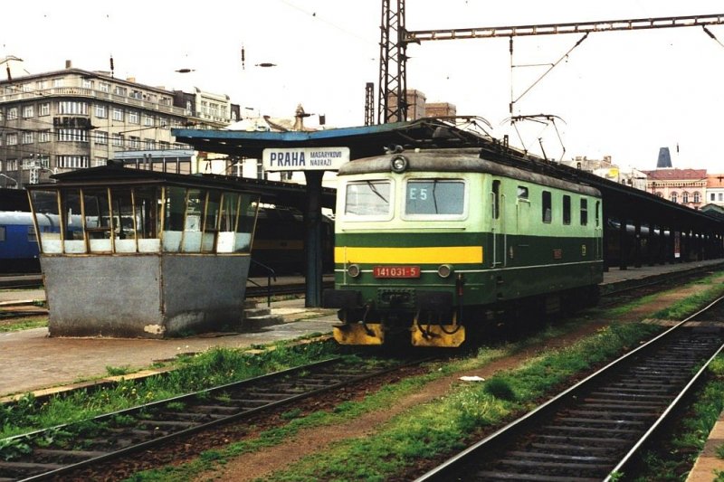 141 031-5 auf Bahnhof Praha-Masarykovo am 8-5-1995. Bild und scan:
