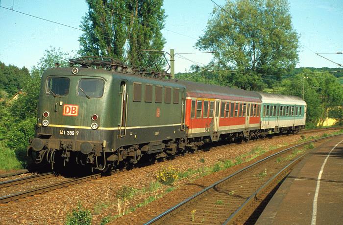 141 389-7 am 15.05.2000 in Niederlinxweiler mit RB 23389 nach