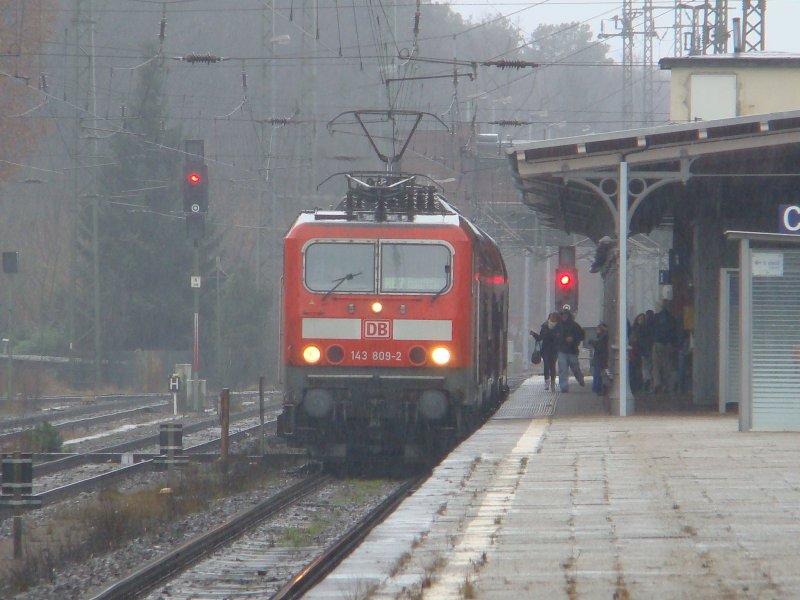 BR 143 809-2 heute auf RE 7 nach Wnsdorf-Waldstadt. Aufgenommen am 19.01.08 Bahnhof Berlin Wannsee im Regen.