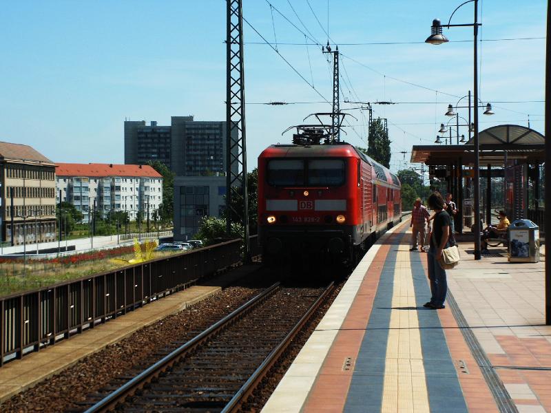 BR 143 828-2 mit 2 Wagen des Typs RE160 nach Dresden Flughafen in Dresden Hauptbahnhof