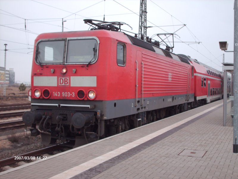 BR 143 903-3 zog am 08.03.2007 die RegionalBahn von Bitterfeld nach Halle(Saale)Hbf.