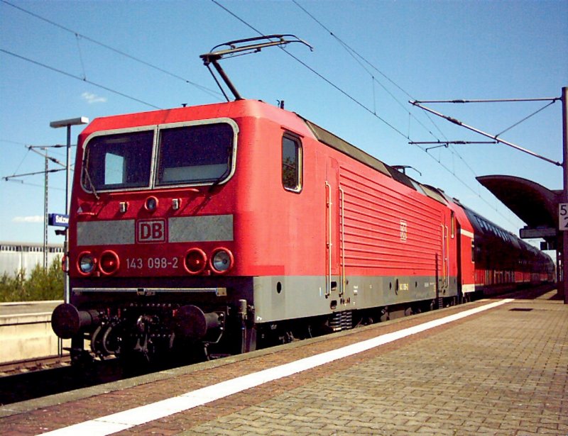 Die 143 098-2 ist gerade aus Uelzen in SALZWEDEL eingetroffen