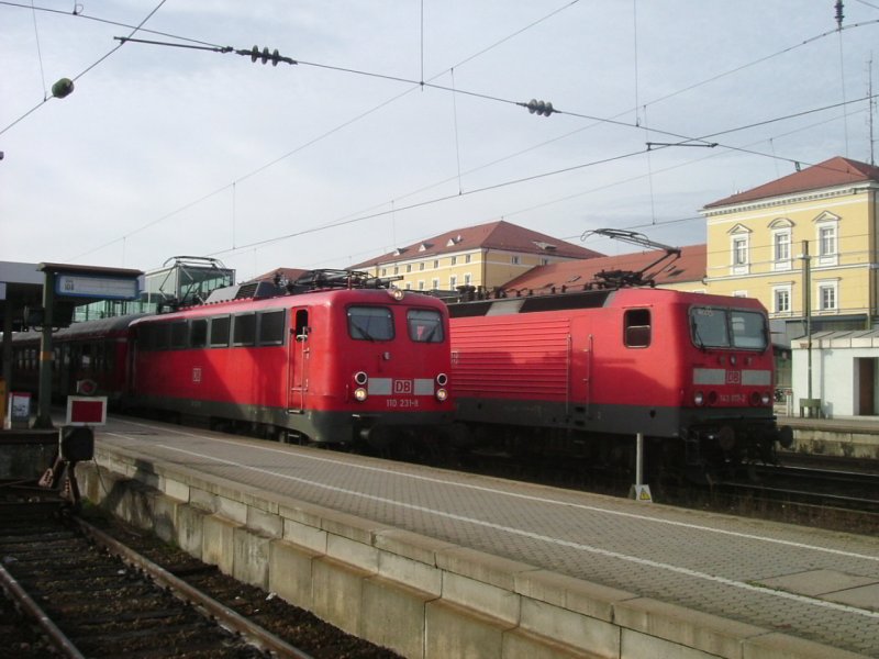 110 231 und 143 071 standen am 25.10.2005 in Regensburg