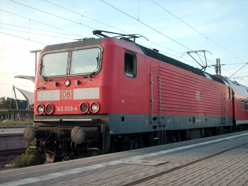 143 059-4 wartet mit RegionalBahn 26865 auf das Abfahrtssignal nach