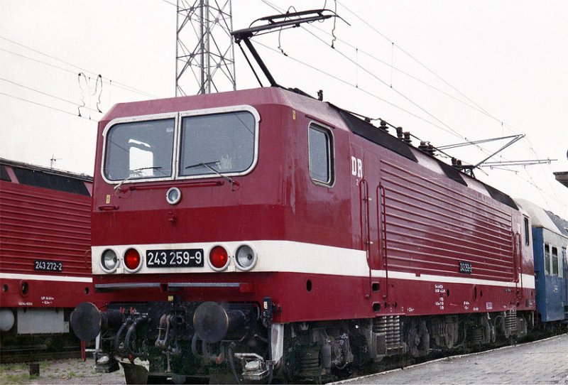 Die 243 in Warnem�nde, noch in ihrer alten Originalfarbgebung!
Aufnahme 1990!
(Agfa