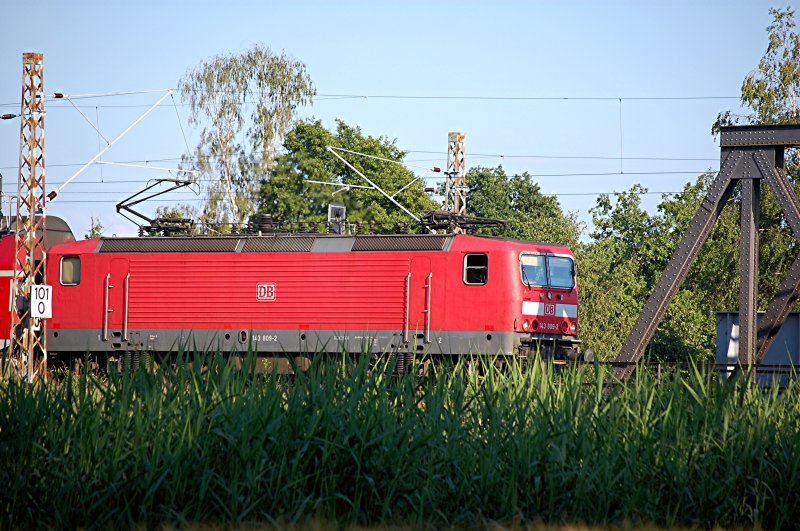 17.06.2008 143 809-2 an der Elsterbr�cke kurz vor Falkenberg/E. 