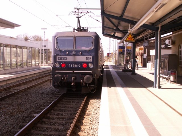 Nachschuss seltener G�ste im HbF Greifswald. RBH 106 und davor