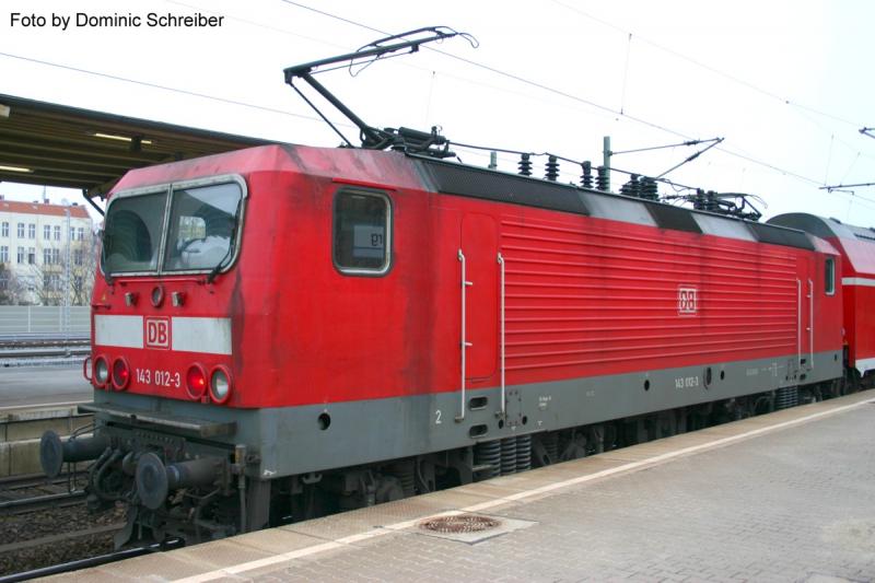 143 012-3 in Berlin Charlottenburg am 25.02.2006 mit der Regionalbahn