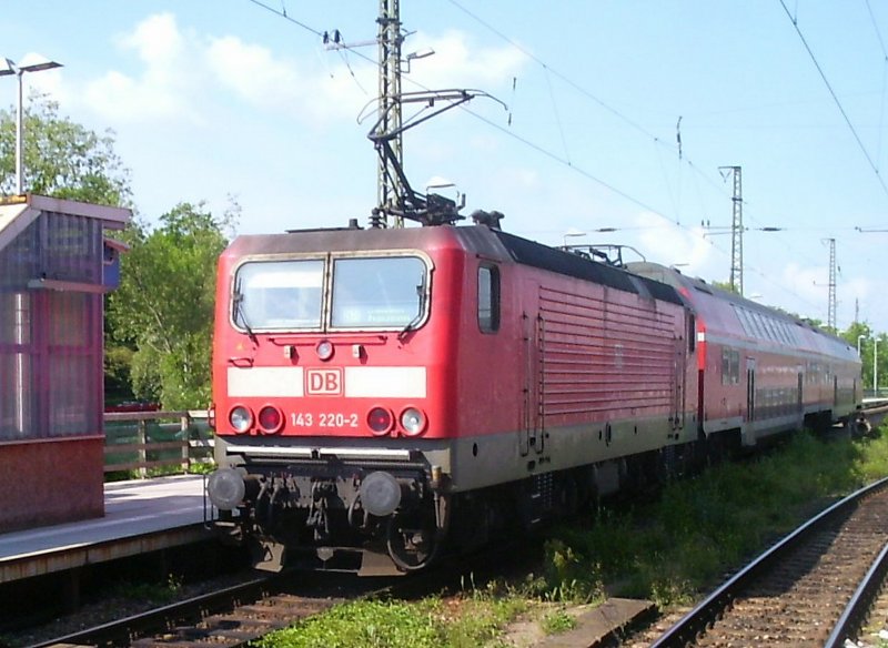 BR 143 mit Doppelstockzug nach Sangerhausen, hier am ehemaligen Bahnsteig 7a in Erfurt Hbf