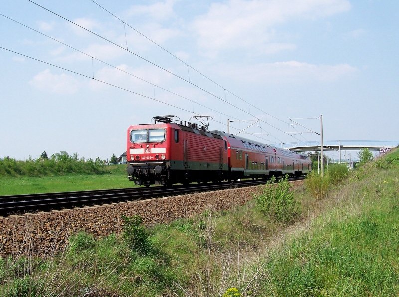 Die BR 143 002-4 mit der RB 26917 von Delitzsch