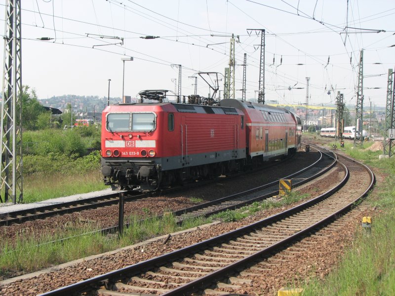 143 033-9 ist auf der S-Bahnlinie 3 zwischen Dresden-HBF und