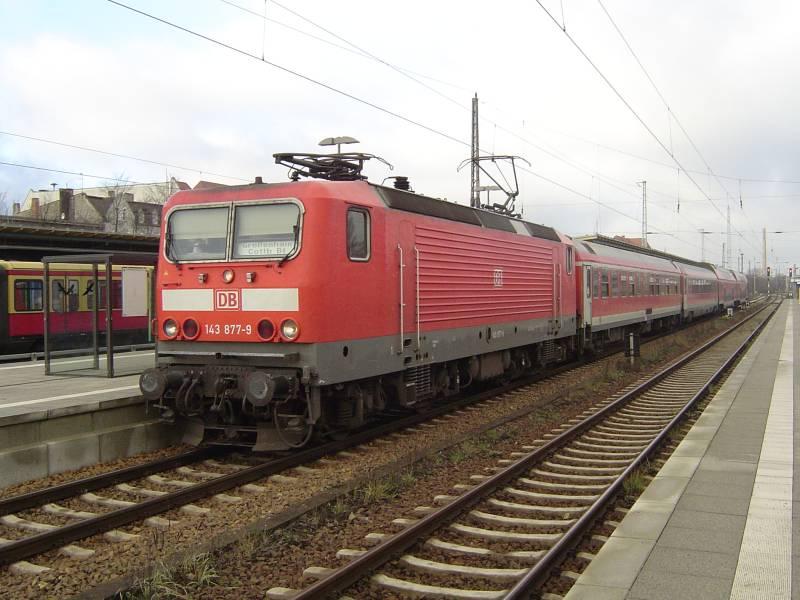 143 877 is a train line RE 5, in Orange