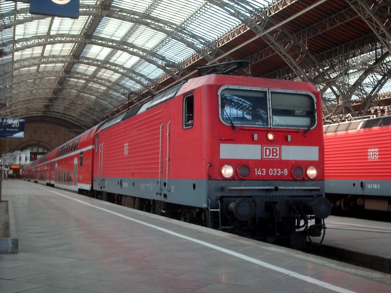143 033-9 vor einem RegionalExpress Saxonia von Leipzig Hbf nach