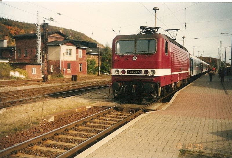 Der Interregio Sassnitz-Berlin mit der 143 277 am 10.10.1996 in