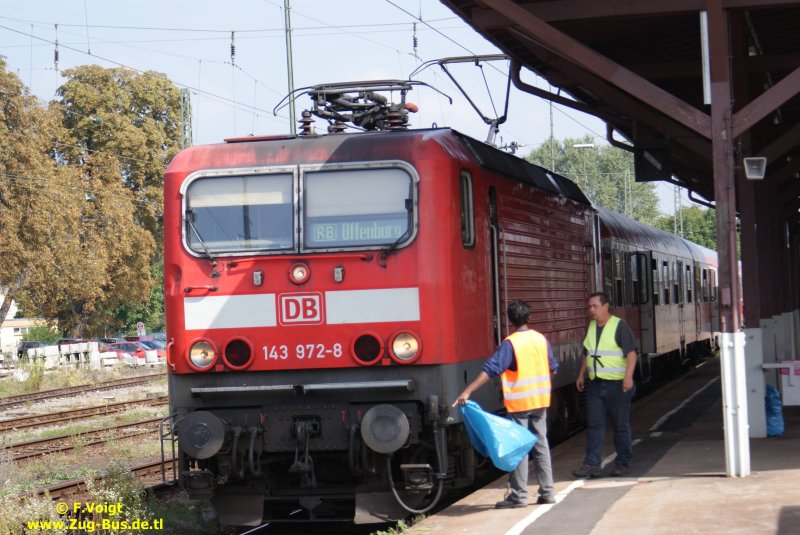 BR 143 972- 8 neben der Bahnpolizei und einem Putzmann