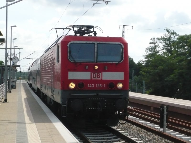 143 126-1 mit Regionalexpress Hoyerswerda-Leipzig bei der Einfahrt in Bahnhof