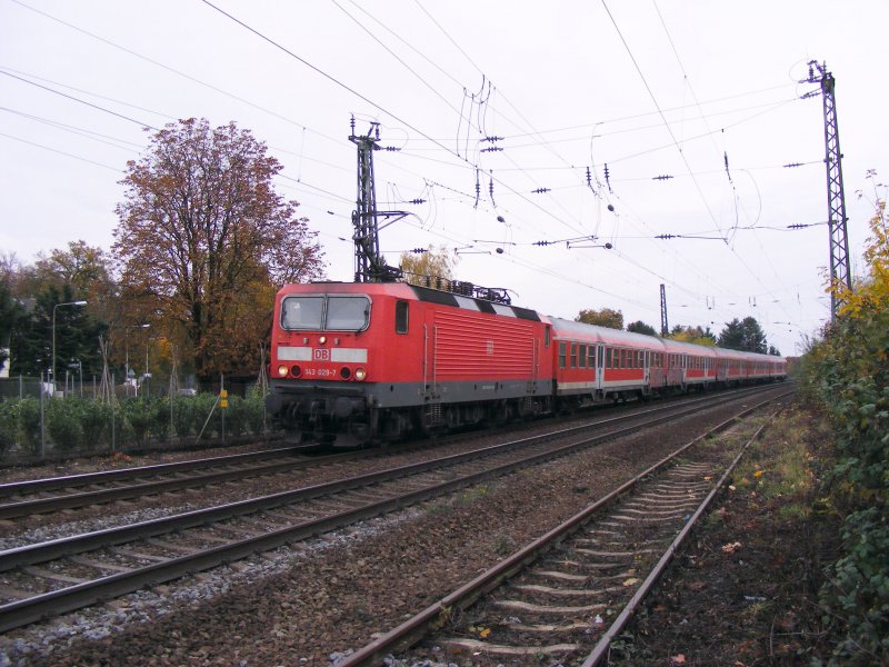 143 029_Lr Aschaffenburg - Ffm_durch Ffm-Mainkur Bf_Okt 08-28 