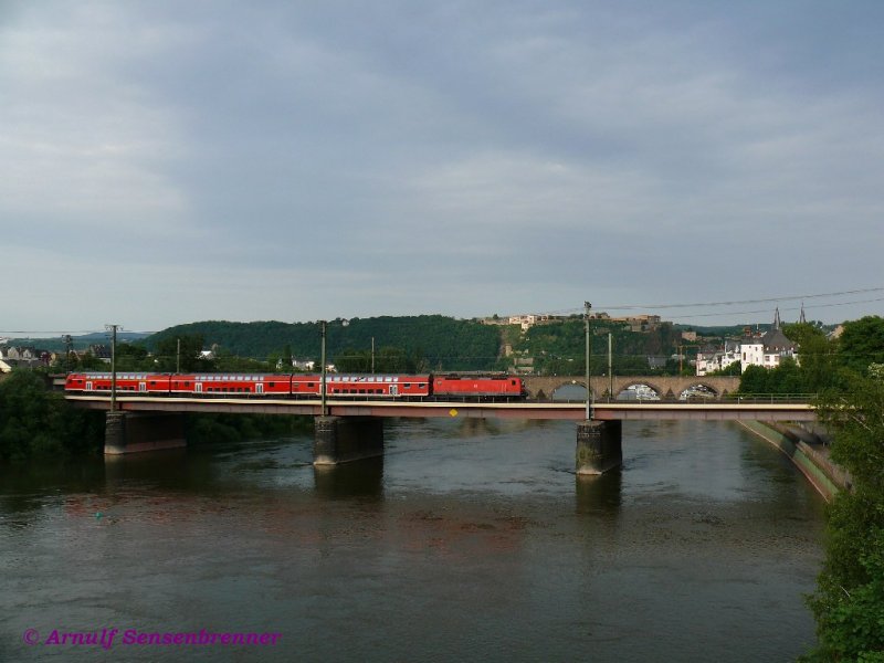 143 mit Dopppelstockwendezugkomposistion f�hrt als RB �ber die Moselbr�cke der