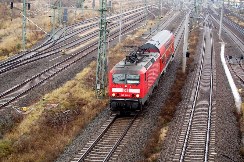 143 319 zieht am 04.12.08 einen Doppelstock-Steuerwagen aus dem Bahnhof