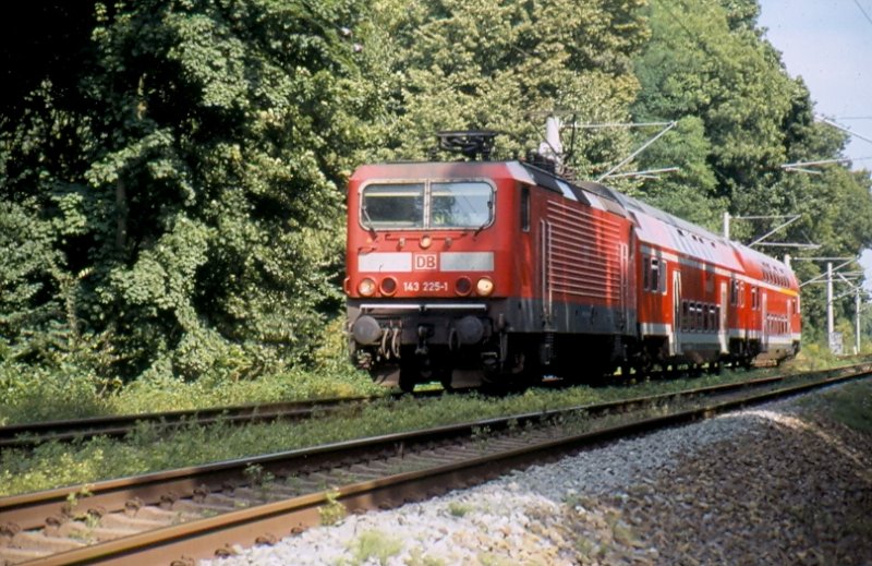 Im Herbst 2008 rollt 143 225-1 mit ihrer S-Bahn in