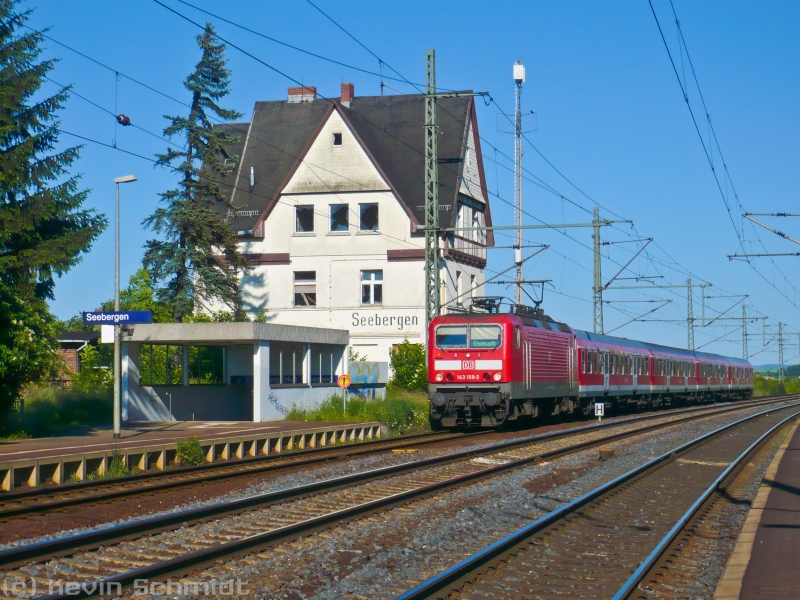 143 159-2 erreicht mit ihren vier Halberst�dter y-Wagen den Bahnhof