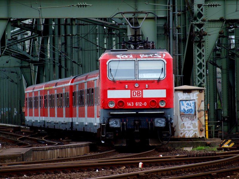 pushes on the Hohenzollern Bridge to Essen Hbf S6 143612-0