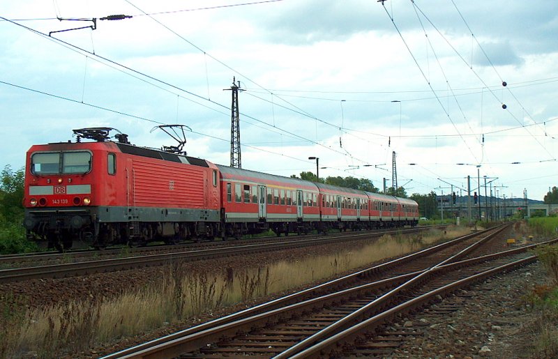 DB 143 139 mit der RB 16320 von Halle (Saale)