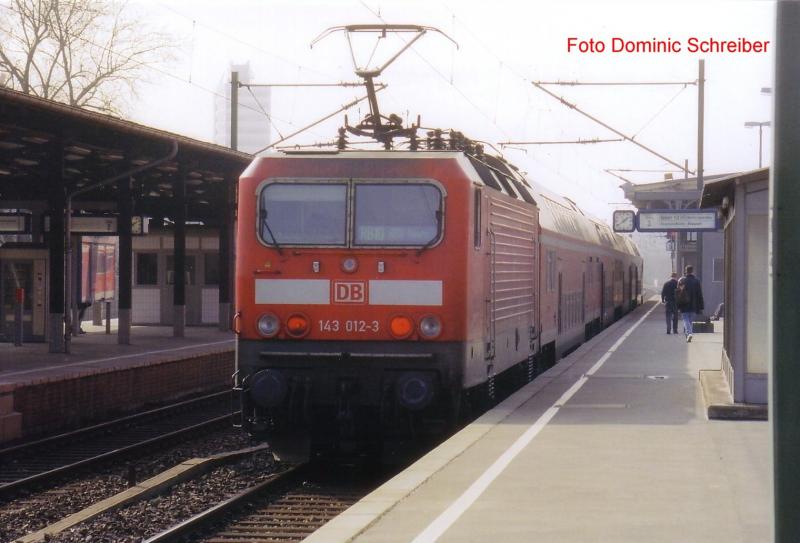 Br.143-012-3 in Berlin Charlottenburg um 13.39 Uhr vor der Regional