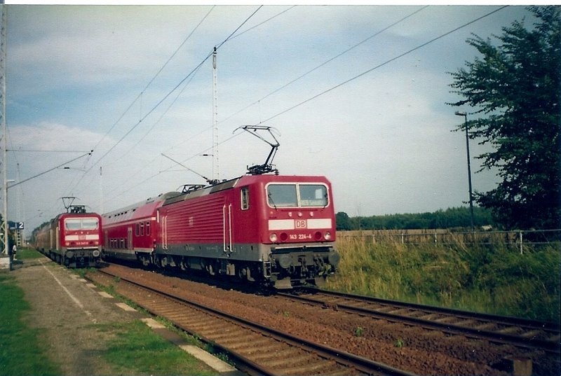 143er Treffen in Teschenhagen.143 947 mit einer Regionalbahn nach Stralsund