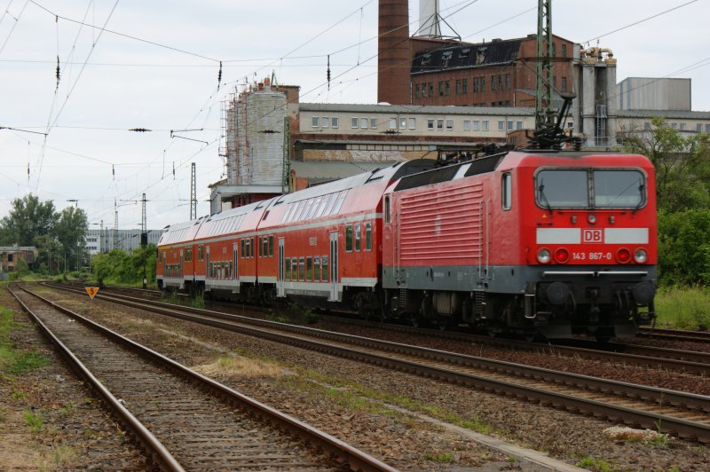 143 867-0 mit einer RB aus Halle/Saale nach Dessau kurz