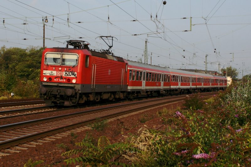 143 104 mit RE 15439, Wiesbaden Hbf-Frankfurt(Main) Hbf, kurz hinter